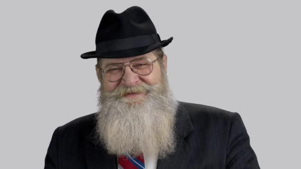 Крупный план портрета старого позитивного человека с длинной бородой . — стоковое видео