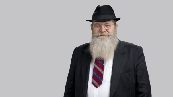 Porträt eines alten Mannes mit Bart, der Anzug mit Krawatte trägt. — Stockvideo