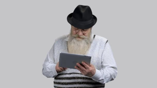 Oude gepensioneerde opa surfen op het internet met behulp van tablet pc. — Stockvideo