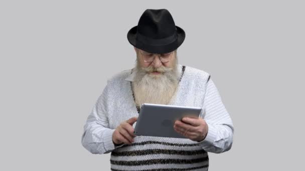 Παλιά συνταξιούχος παππούς ξεκινώντας σε απευθείας σύνδεση συνομιλία χρησιμοποιώντας το tablet του PC. — Αρχείο Βίντεο