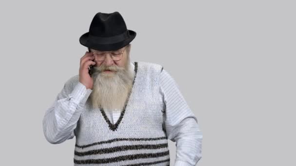 Yaşlı emekli adam telefonla konuşuyor ve gülümsüyor.. — Stok video