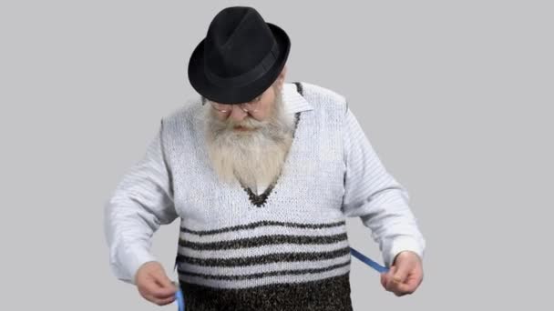Velho homem grosso medindo sua cintura e sente tristeza . — Vídeo de Stock
