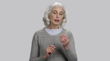 Yaşlı kadın telefonu kabul ediyor ve konuşuyor..