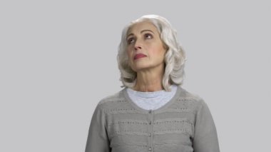 Yaşlı bayan hoş bir şeyler hayal ediyor..