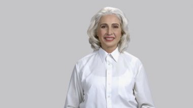 Yaşlı bir kadının portresi her iki başparmağı da gösteriyor..