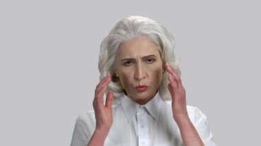 Başı ağrıyan yaşlı kadının portresini kapat..