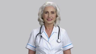 Steteskop takan yaşlı kadın doktorun portresi..