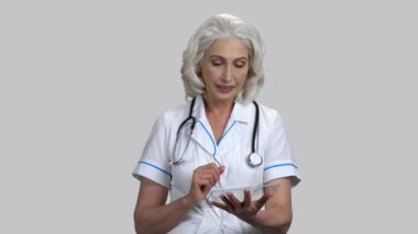 Sahte cam tabletli yaşlı kadın doktor..