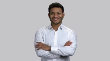 Kollarını kavuşturup başparmağını kaldıran mutlu Hintli genç adam..