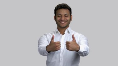 Mutlu Hintli genç adamın portresi her iki başparmağı da gösteriyor..