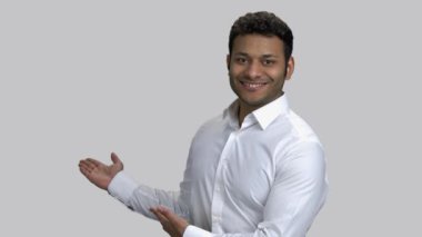 Mutlu Hindu adam iki eliyle arkasını gösteriyor..