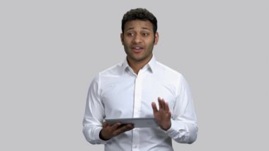 Tablet bilgisayarlı genç Asyalı iş adamı portresi.