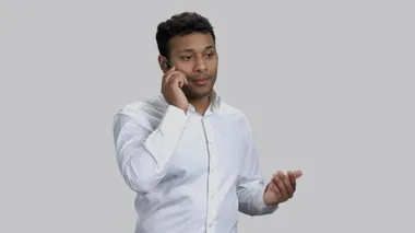 Genç Hintli adam şeffaf model cep telefonuyla konuşuyor..