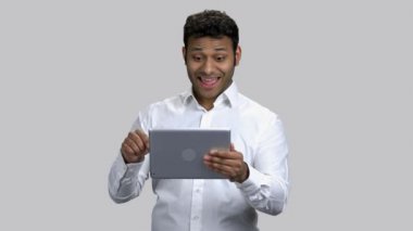 Dar derili Hintli adam tabletini kullanarak online sohbete başlıyor.