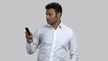 Adi bir genç adam akıllı telefonuyla fotoğraf çekiyor..