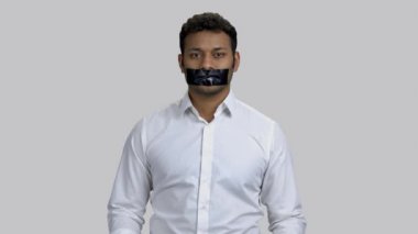 Sansür sancağını gösteren Hintli miting eylemcisinin portresi.
