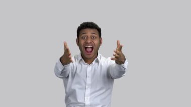 Genç başarılı iş adamı seviniyor ve kutluyor..