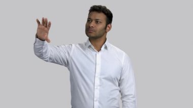 Sanal ekranı kullanan koyu tenli bir adamın portresi.