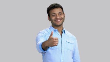 Neşeli, mutlu, esmer bir adamın portresi jest gibi sergileniyor..