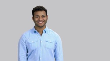 Hindu adam iki avucunu da kaldırdı..