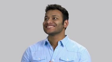 Koyu tenli çok mutlu bir adam yukarı bakar ve hayal kurar..