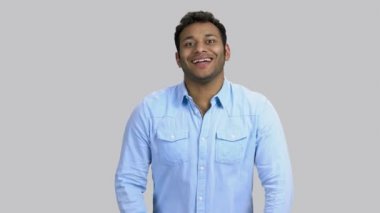 Kahkaha atan koyu tenli Hintli adamın portresi..