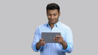 Genç adam online çağrıyı ve selamlamayı kabul ediyor..