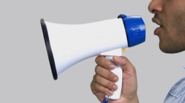 Erkeğin dudakları megafonla konuşur..