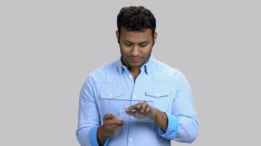 Boş cam tabletli koyu tenli adamın portresi..