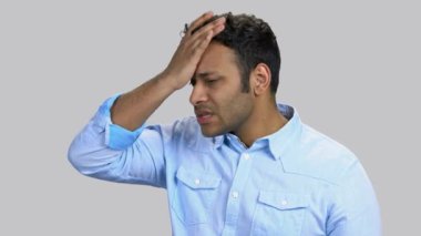 Koyu tenli Hintli adamın başı ağrıyor..