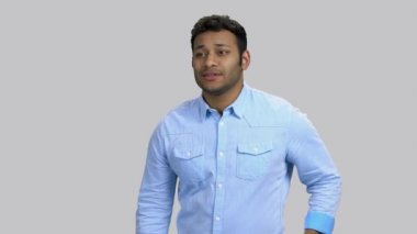 Genç koyu tenli Hindu adam ani kalp ağrısı çekiyor..