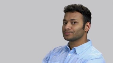 Koyu tenli küstah adam şüpheli görünüyor..