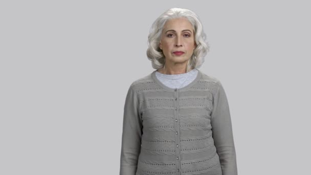 Pensiunan wanita tua menunjukkan sikap berhenti dengan tangannya. — Stok Video