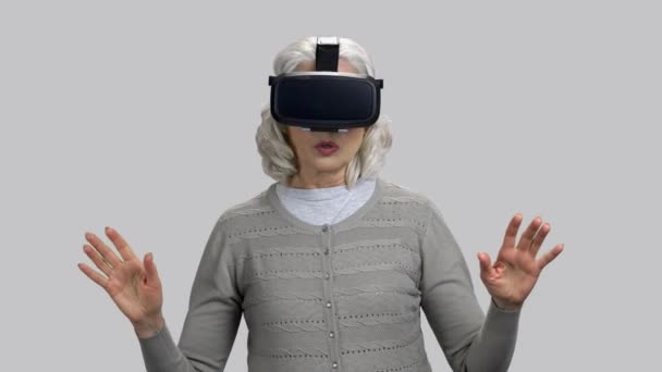 Vecchia signora anziana con auricolare VR che reagisce molto emotivamente . — Video Stock