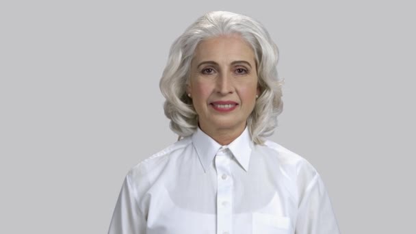 Portrét šťastné starší dámy v bílé formální košili. — Stock video