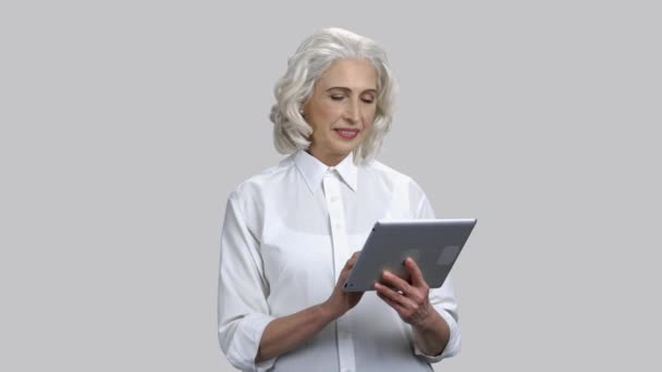 Retrato de feliz alegre señora mayor sosteniendo la tableta pc . — Vídeos de Stock