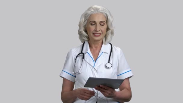 Velho médico feminino deslizando tela tablet pc . — Vídeo de Stock