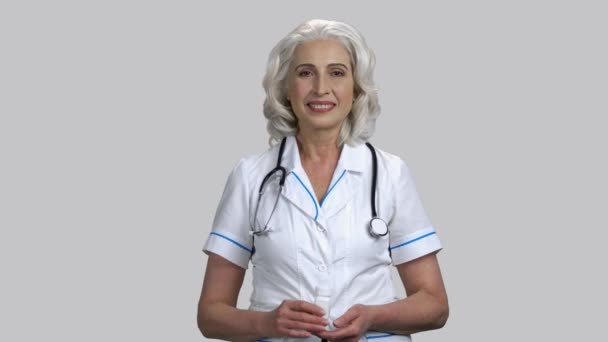 Old female doctor recommends bottle of medicine. — Stock Video