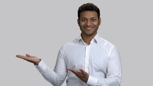 Happy brown-skinned hindu man with his palms up. — Stock Video