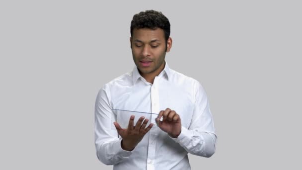 Retrato joven asiático negocio hablando celebración de maqueta tableta pc . — Vídeo de stock