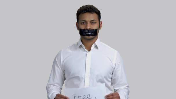 Portrait of dark-skinned activist showing free speech banner. — Stock Video
