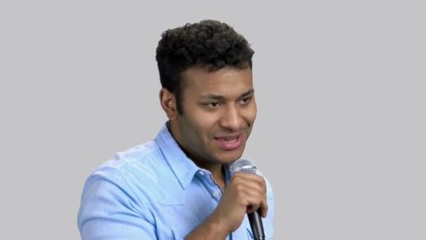Портрет темношкірого чоловіка, який виконує пісню з мікрофоном . — стокове відео