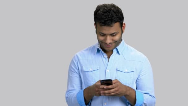 Joven de piel oscura escribiendo mensaje . — Vídeos de Stock