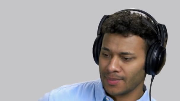 Närbild porträtt mörkhyade kille lyssnar på rap musik. — Stockvideo