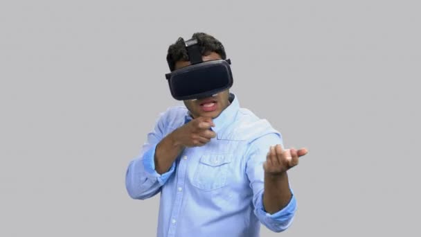 Человек в VR-гарнитуре и играет в шутер . — стоковое видео