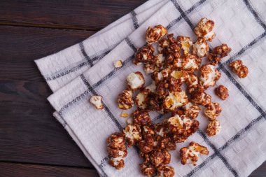 Beyaz peçeteye dağılmış patlamış mısır taneleri..