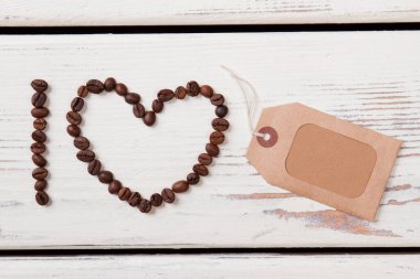 Kahve çekirdeği şekilli ve kağıt etiketli..