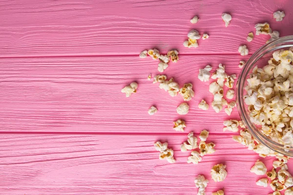 Popcorn von oben gesehen auf rosa Hintergrund. — Stockfoto