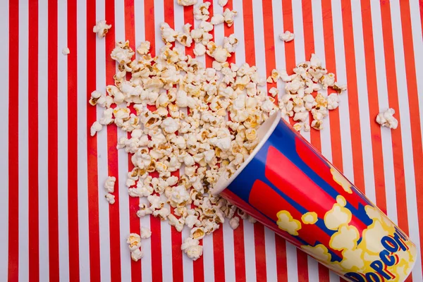 Popcorn wurde aus Eimer verstreut. — Stockfoto