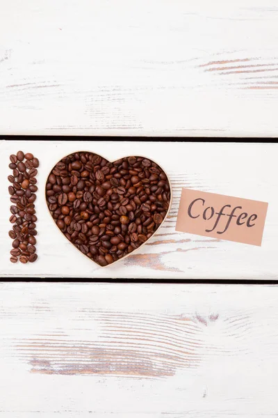 Grains torréfiés café en forme de coeur . — Photo